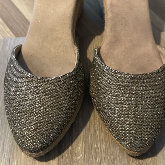 Gold wedge shoes slightly use size 8 1/2 - Picture 3 of 11